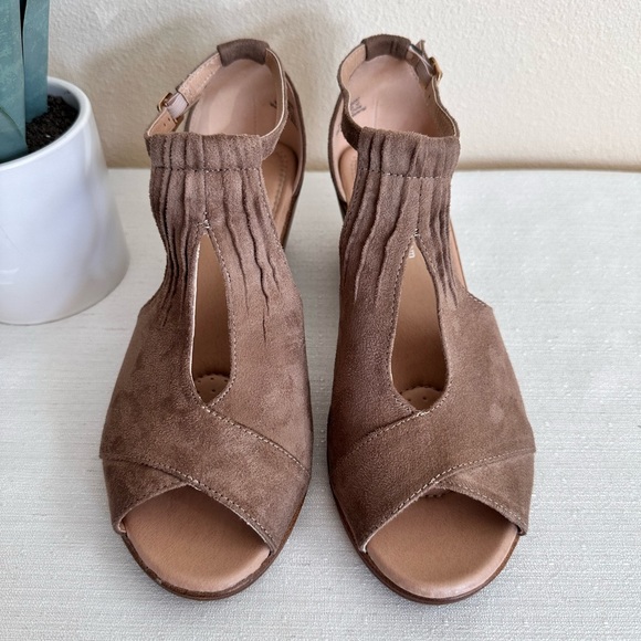 Comfort Foam Taupe Faux Suede Lightweight Wedge Sandals Women’s 10 - Picture 4 of 11